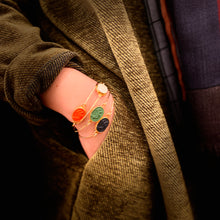 Load image into Gallery viewer, Jonc en Plaqué Or Motif Cygne Ovale en Résine Verte