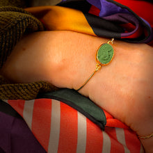 Load image into Gallery viewer, Jonc en Plaqué Or Motif Cygne Ovale en Résine Verte