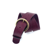 Load image into Gallery viewer, Ceinture en Cuir Bordeaux Boucle Ronde Dorée