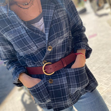 Load image into Gallery viewer, Ceinture en Cuir Bordeaux Boucle Ronde Dorée