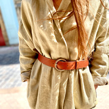 Load image into Gallery viewer, Ceinture en Cuir Camel Boucle Ronde Dorée