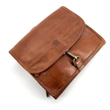 Charger l'image dans la galerie, Trousse / Trousse de Toilette en Cuir Camel