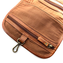 Charger l'image dans la galerie, Trousse / Trousse de Toilette en Cuir Camel