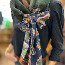 Load image into Gallery viewer, Col en Fausse Fourrure Kaki / Navy