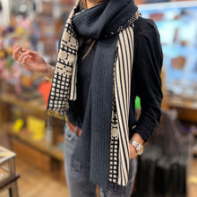 Load image into Gallery viewer, Étole Alpaga Noire Doublée Foulard Miel