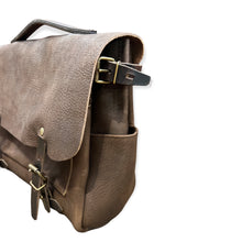 Load image into Gallery viewer, Sac POSTIER ÉCLAIR M en Cuir Café
