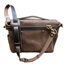 Load image into Gallery viewer, Sac POSTIER ÉCLAIR M en Cuir Café
