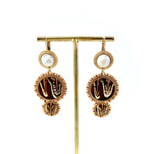 Load image into Gallery viewer, Boucles d'Oreilles CLAUDIA MM en Nacre et Plumes