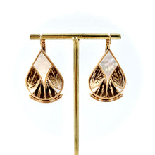 Load image into Gallery viewer, Boucles d'Oreilles HAWAÏ MM en Nacre et Plumes