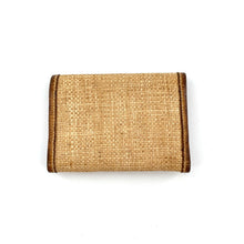 Charger l'image dans la galerie, Portefeuille en Paille Enduite et Cuir Camel