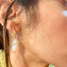 Load image into Gallery viewer, Créoles Médium ACAPULCO en Perle de Rivière et Agate Blanche