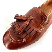 Load image into Gallery viewer, Mocassin Patte Frangée et Pompons en Cuir Camel
