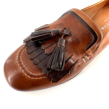 Load image into Gallery viewer, Mocassin Patte Frangée et Pompons en Cuir Camel et Marron
