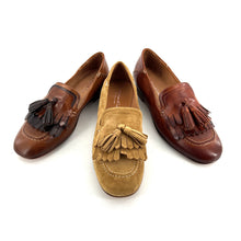 Load image into Gallery viewer, Mocassin Patte Frangée et Pompons en Cuir Camel et Marron
