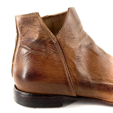 Charger l'image dans la galerie, Boots Zippé Arrière en Cuir Patiné Fango
