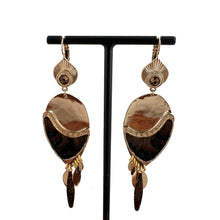 Load image into Gallery viewer, Boucle d&#39;Oreille MIKONA XL en Plaqué Or et Plumes Marron Foncé
