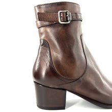 Load image into Gallery viewer, Boots Talon Trotteur Zippé Intérieur en Cuir Chocolat
