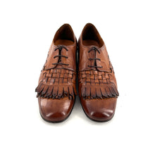 Load image into Gallery viewer, Derby Tressé Patte Frangée en Cuir Cognac Patiné
