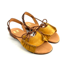 Load image into Gallery viewer, Sandale en Daim Ocre et Cuir Marron

