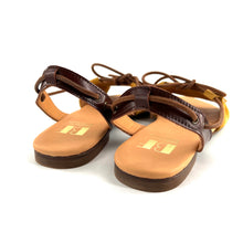 Load image into Gallery viewer, Sandale en Daim Ocre et Cuir Marron
