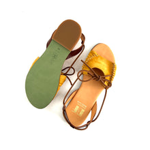 Load image into Gallery viewer, Sandale en Daim Ocre et Cuir Marron
