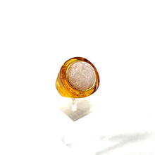 Load image into Gallery viewer, Bague Ronde en Acétate Tortoise et Cabochon Quartz Blanc Serti Plaqué Or
