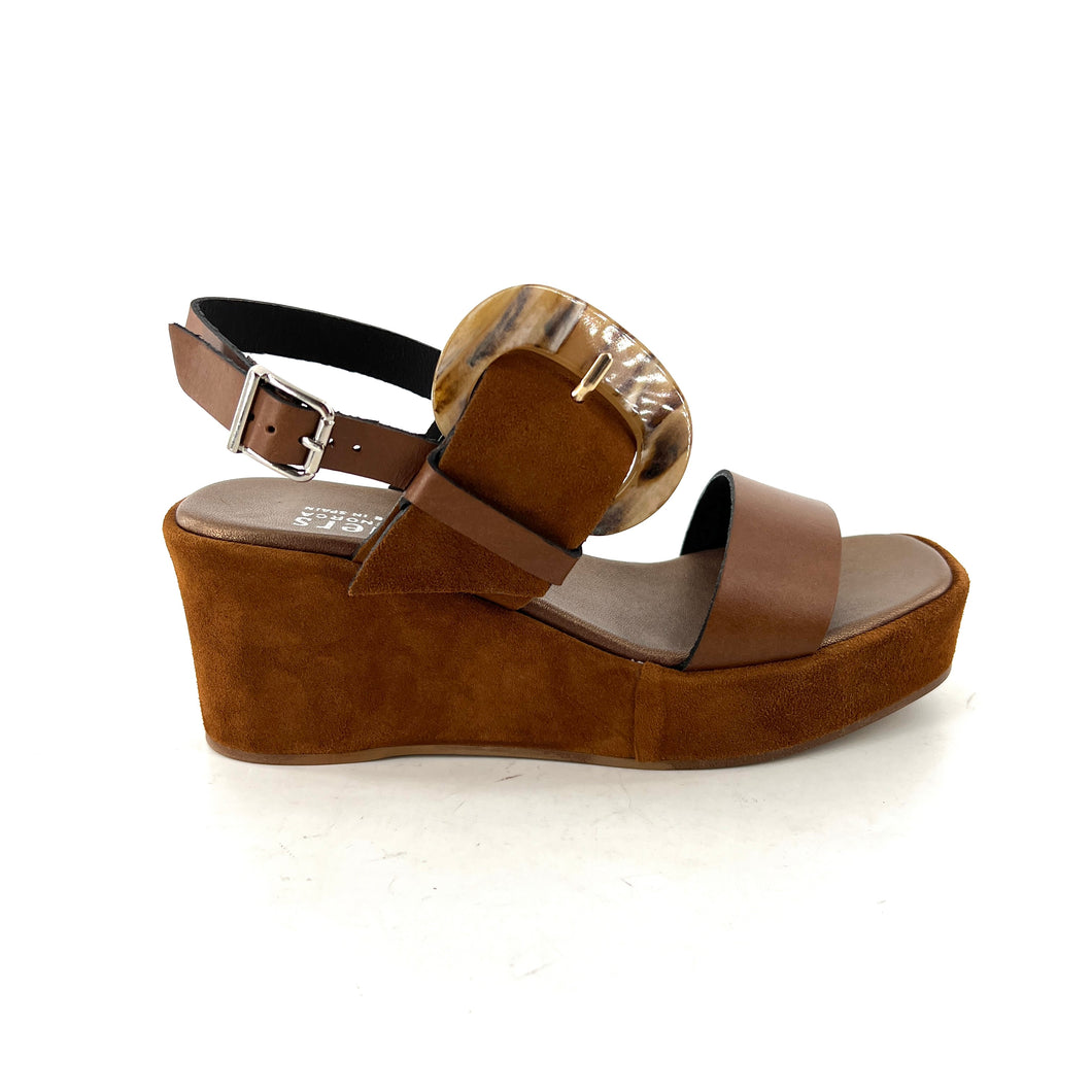 Sandale Talon Compensé en Cuir et Daim Camel Large Boucle Acétate