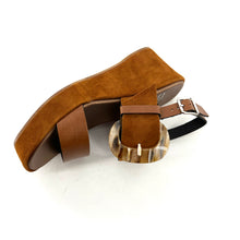 Charger l&#39;image dans la galerie, Sandale Talon Compensé en Cuir et Daim Camel Large Boucle Acétate
