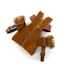 Charger l&#39;image dans la galerie, Sandale Talon Compensé en Cuir et Daim Camel Large Boucle Acétate
