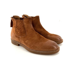 Load image into Gallery viewer, Boots Zippé Arrière en Daim et Daim Perforé Camel

