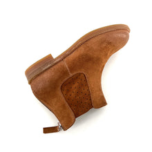 Load image into Gallery viewer, Boots Zippé Arrière en Daim et Daim Perforé Camel
