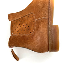 Load image into Gallery viewer, Boots Zippé Arrière en Daim et Daim Perforé Camel
