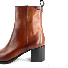 Charger l'image dans la galerie, Boots Talon Trotteur Zippé Intérieur en Cuir Cognac
