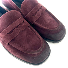 Charger l'image dans la galerie, Mocassin Petit Talon Trotteur en Daim Bordeaux
