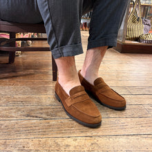 Load image into Gallery viewer, Élégant Mocassin en Daim Cognac
