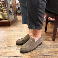 Load image into Gallery viewer, Élégant Mocassin en Daim Taupe
