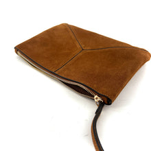 Load image into Gallery viewer, Pochette DAY EIGHTEEN Large en Suede Gold
