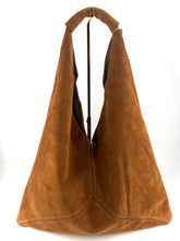 Load image into Gallery viewer, Sac DAY NINETEEN en Suede Cognac

