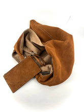 Load image into Gallery viewer, Sac DAY NINETEEN en Suede Cognac
