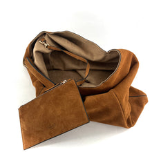 Load image into Gallery viewer, Sac DAY NINETEEN en Suede Cognac
