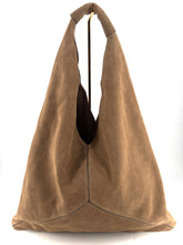 Load image into Gallery viewer, Sac DAY NINETEEN en Suede Toffee
