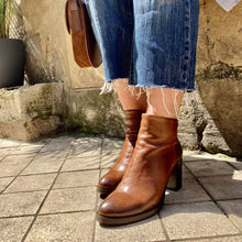 Load image into Gallery viewer, Boots Talon Tige Basse en Cuir Camel
