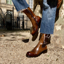 Load image into Gallery viewer, Boots Semelle Crantée Tige Haute en Cuir Cognac Veiné
