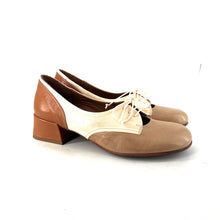Load image into Gallery viewer, Derby Petit Talon Trotteur en Cuir Beige Camel Et Blanc
