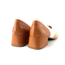 Load image into Gallery viewer, Derby Petit Talon Trotteur en Cuir Beige Camel Et Blanc
