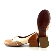 Load image into Gallery viewer, Derby Petit Talon Trotteur en Cuir Beige Camel Et Blanc
