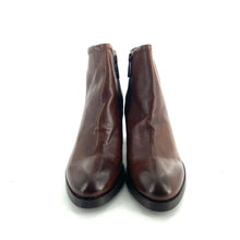 Load image into Gallery viewer, Boots Talon Tige Basse en Cuir Camel
