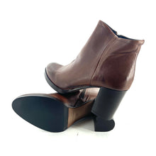 Load image into Gallery viewer, Boots Talon Tige Basse en Cuir Camel
