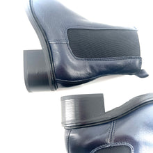 Charger l&#39;image dans la galerie, Boots Élastiqué Petit Talon Trotteur en Cuir Bleu Marine
