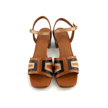 Load image into Gallery viewer, Sandale Talon Trotteur en Cuir Camel Noir et Beige
